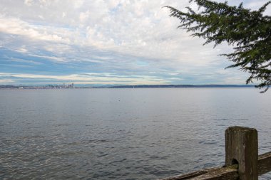 Bainbridge adasındaki kıyı şeridi batan güneşten ışıldıyor