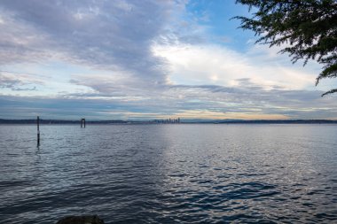 Bainbridge adasındaki kıyı şeridi batan güneşten ışıldıyor