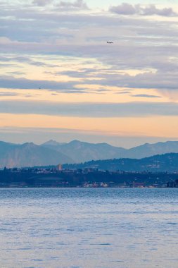 Bainbridge adasındaki kıyı şeridi batan güneşten ışıldıyor