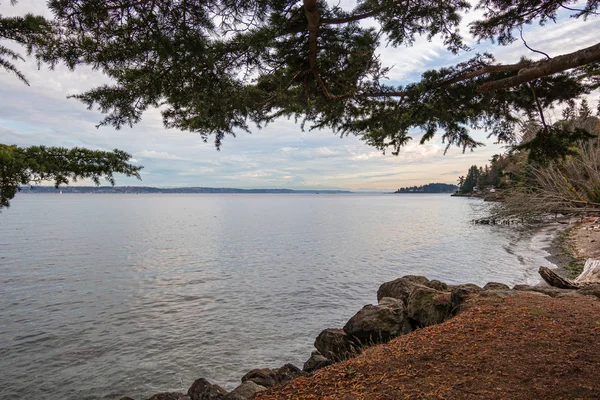 Rivage sur l'île de Bainbridge avec lueur du soleil couchant — Photo