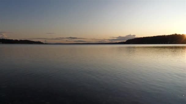 grand plan d'eau reflétant l'horizon silhouetté 