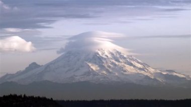 Akşam ışığı Mount Rainier 'da parlıyor.