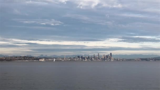 Seattle skyline avec des bateaux et des oiseaux et des nuages dans le ciel — Video