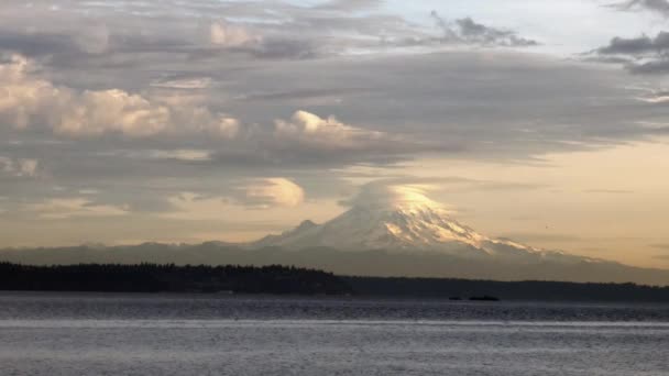 Evening light shining on mount rainier — 비디오