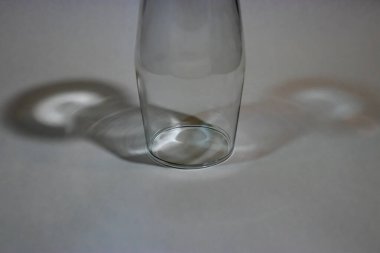 Plastik su şişesi Işık ve gölgeler beyaza karşı