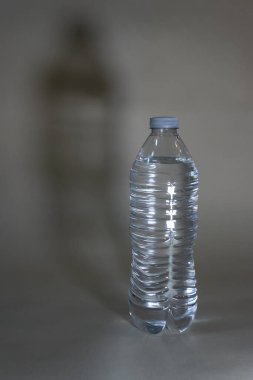 Plastik su şişesi Işık ve gölgeler beyaza karşı