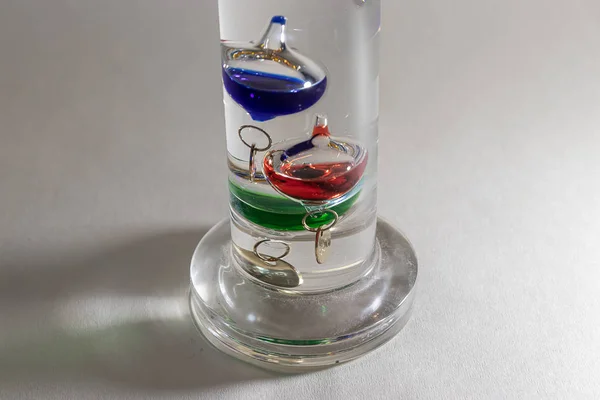 Las bolas de medición de temperatura de vidrio flotan en líquido —  Fotos de Stock