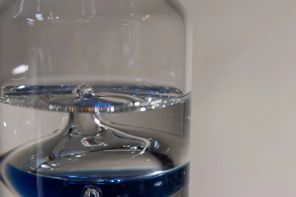 Скляні кульки вимірювання температури плавають у рідині — стокове фото