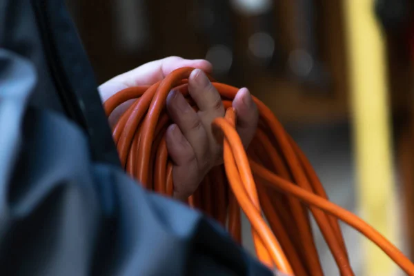 Πορτοκαλί καλώδιο επέκτασης έτοιμο για χρήση για να συνδέσετε ηλεκτρικά αντικείμενα — Φωτογραφία Αρχείου