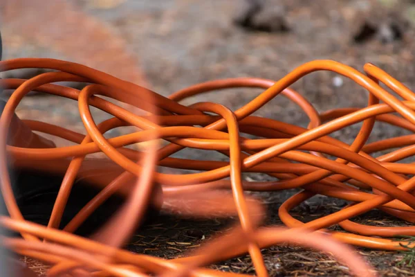 Oranje verlengsnoer klaar voor gebruik om elektrische artikelen aan te sluiten — Stockfoto