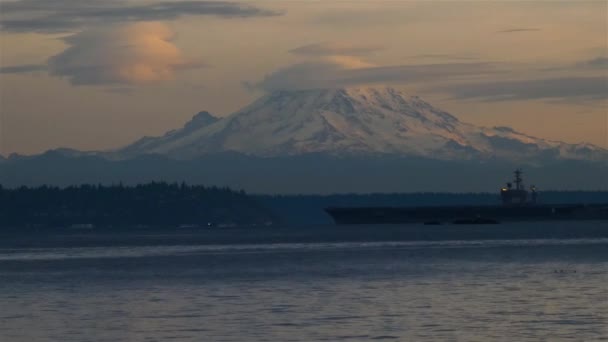 Een grote boot passeren in de voorkant van Mount Rainier — Stockvideo