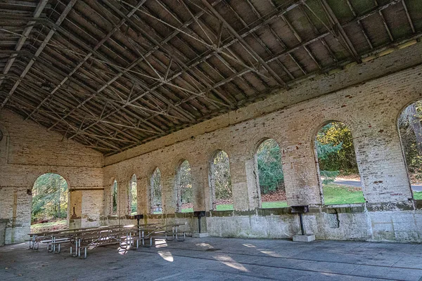 Un antiguo edificio militar de ladrillo en un parque utilizado para un área de picnic — Foto de Stock
