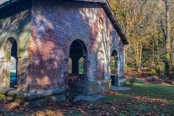 La esquina de un edificio del parque a finales de otoño — Foto de Stock