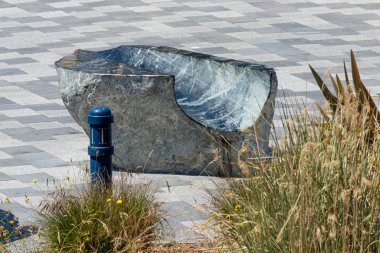 Halka açık alanda masa olarak kullanılan beton kaplı boru kapağı