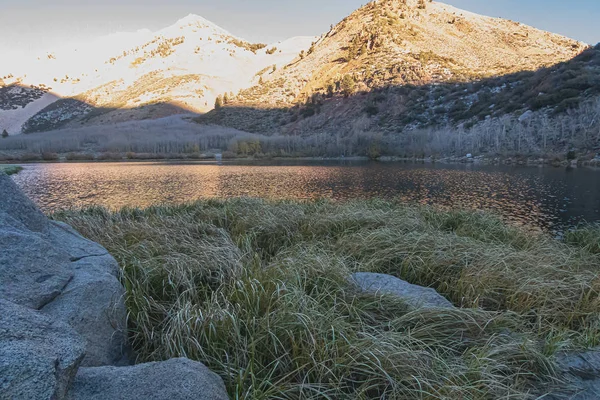 Resplandor de la mañana de luz en los picos de montaña y lago — Foto de Stock