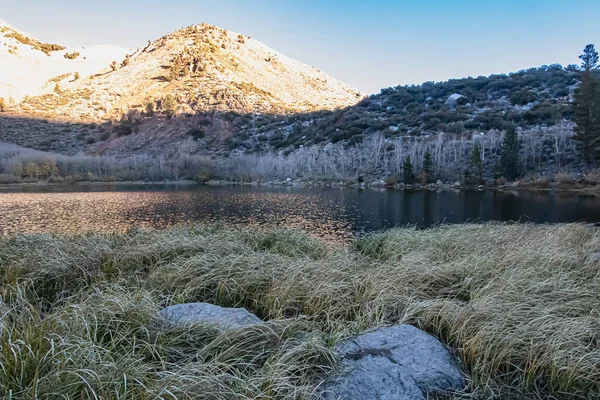 Morning glow of light on mountain peaks and lake — 스톡 사진