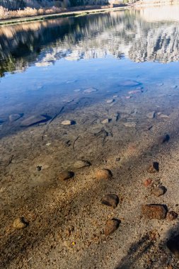 Göl yatağı yansımaları ve gölgelerle dolu bir su yatağı.