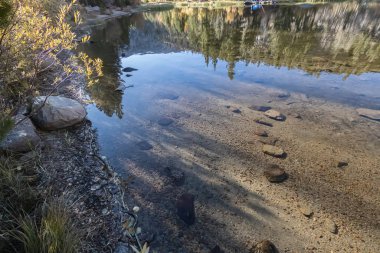 Göl yatağı yansımaları ve gölgelerle dolu bir su yatağı.