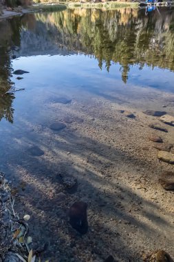 Göl yatağı yansımaları ve gölgelerle dolu bir su yatağı.