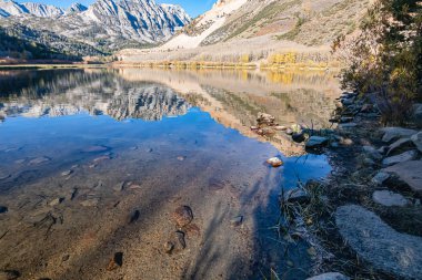 Göl yatağı yansımaları ve gölgelerle dolu bir su yatağı.
