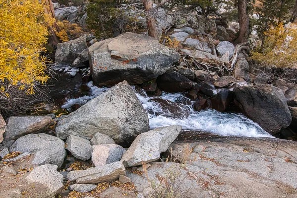 Felsbrocken mit reißendem Bachwasser am Wasserfallkopf — Stockfoto