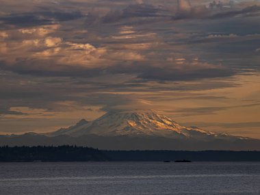 Su birikintisi sesinin karşısından yağmurlu veiw