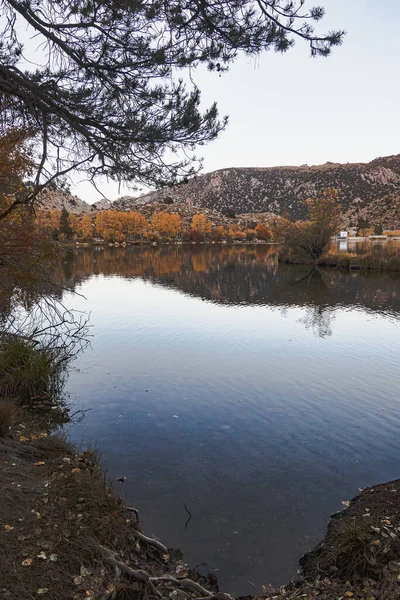 Büyük göl sonbahar ağaçlarının renklerini ve dağı yansıtıyor. — Stok fotoğraf