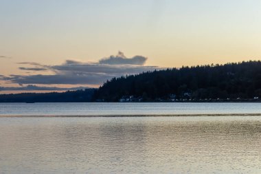 Açık ve sakin bir günde, bulutlu bir havada akşam ışığı.