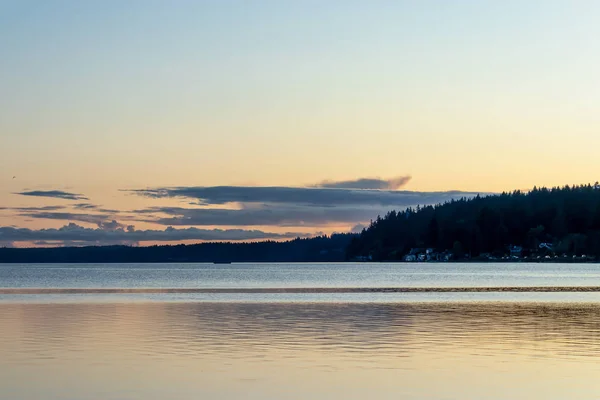 Couleur vive du soir sur les nuages et la terre près du rivage — Photo