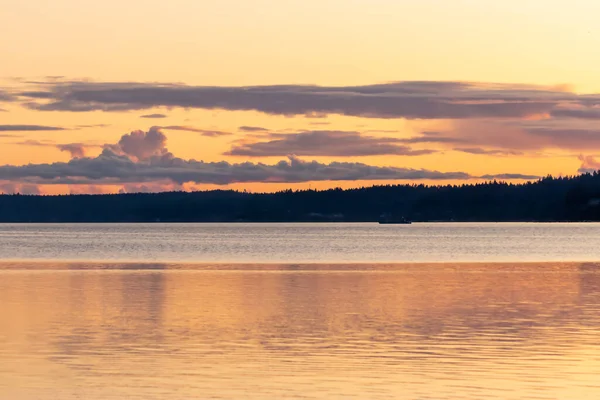 Bright gold and orange sunset up over the puget sound — Stockfoto