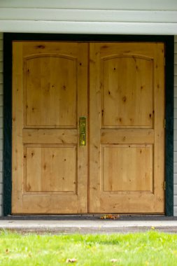 Büyük, ahşap, çift kapılı, yeşil kapılı.