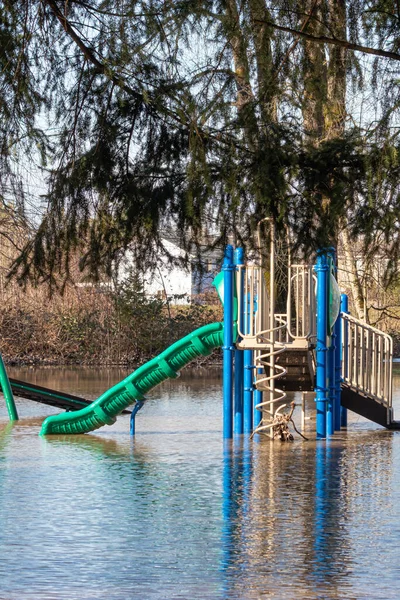 Une aire de jeux publique au milieu d'une inondation — Photo