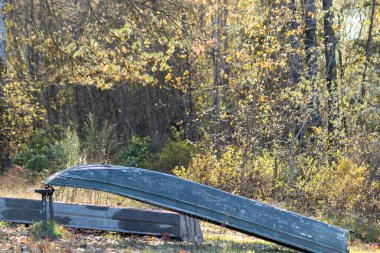 Bir kayık sonbahar gölünün kıyısına bağlandı.