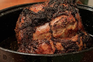 Az pişmiş koyun rostosu masada servis ediliyor.