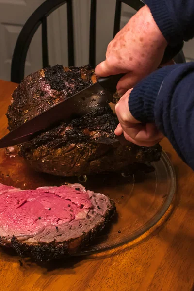 Anbud sällsynta fårstek serveras på bordet — Stockfoto