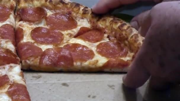 Літня рука схоплює шматочок піци з коробки для піци — стокове відео