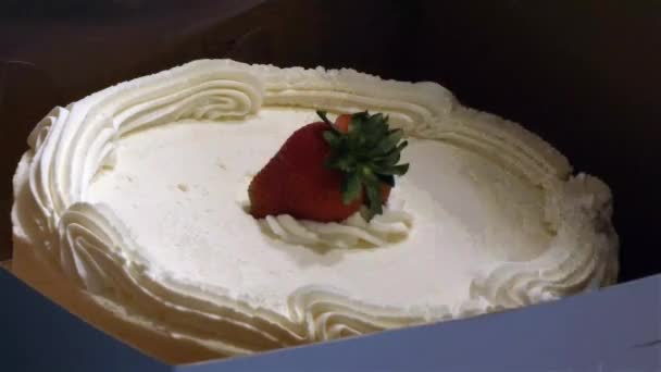 Finom eper torta egy fehér dobozban — Stock videók