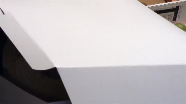 Heerlijke aardbeientaart in een witte doos — Stockvideo