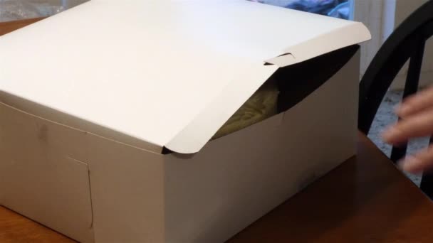 Смачний полуничний торт в білій коробці — стокове відео