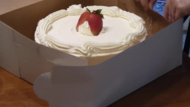 Νόστιμο κέικ φράουλα σε λευκό κουτί — Αρχείο Βίντεο
