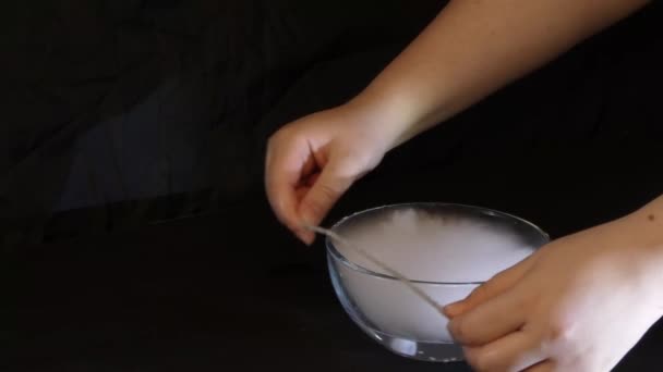 Experimentar con hielo seco en un recipiente de vidrio — Vídeo de stock