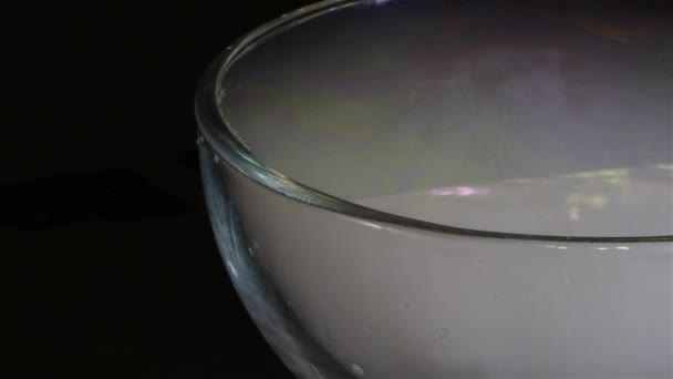 Πειραματίζεται με ξηρό πάγο σε ένα γυάλινο μπολ — Αρχείο Βίντεο