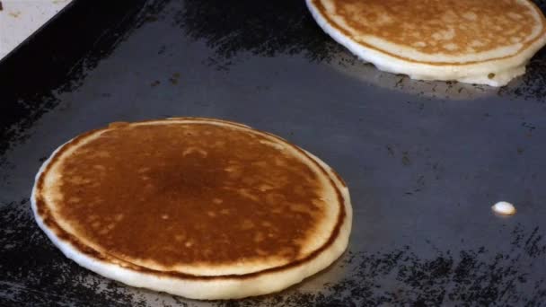 Zwei Pfannkuchen frisch vom Grill serviert — Stockvideo