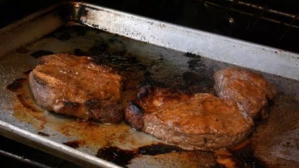 Chuletas de cerdo fuera del horno en preparación para el desayuno — Vídeos de Stock