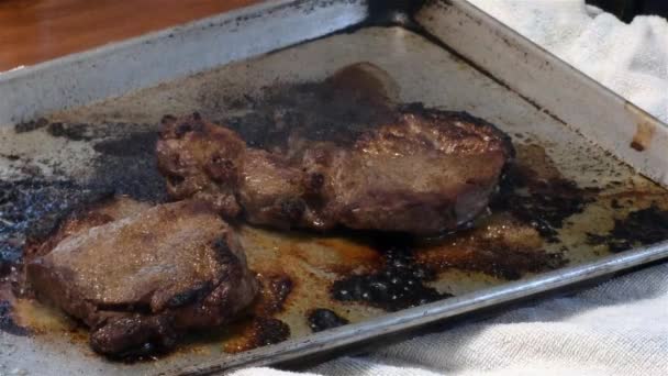 Chuletas de cerdo fuera del horno en preparación para el desayuno — Vídeo de stock