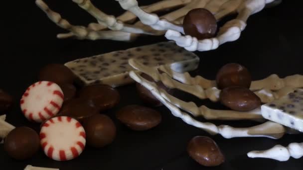 Dekorativ halloween skelett med godis och dimma — Stockvideo