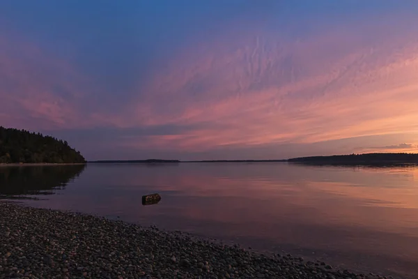 Heller, farbenfroher Sonnenuntergang spiegelt sich im Wasser — Stockfoto
