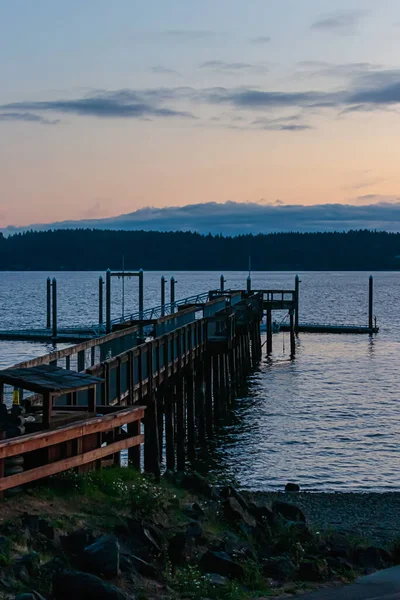 Solnedgång över en lång fiskebrygga — Stockfoto