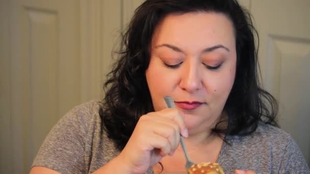 Una mujer disfrutando de comer un bocado de pastel de chocolate — Vídeos de Stock