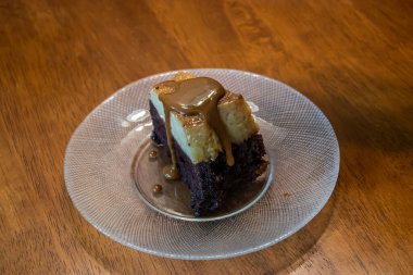 Bir pasta diliminin kenarlarından süzülen karamel de leche